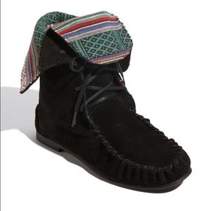 LIKE NEW! Steve Madden TBlanket Moccasins